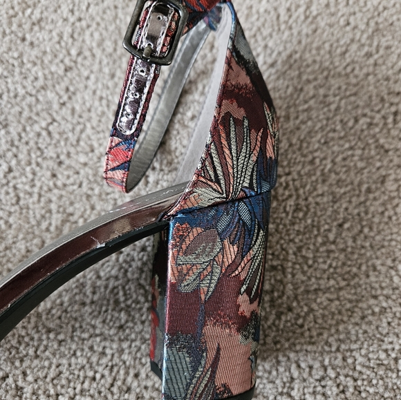 Bandolino Tapestry Sandals - Picture 4 of 5